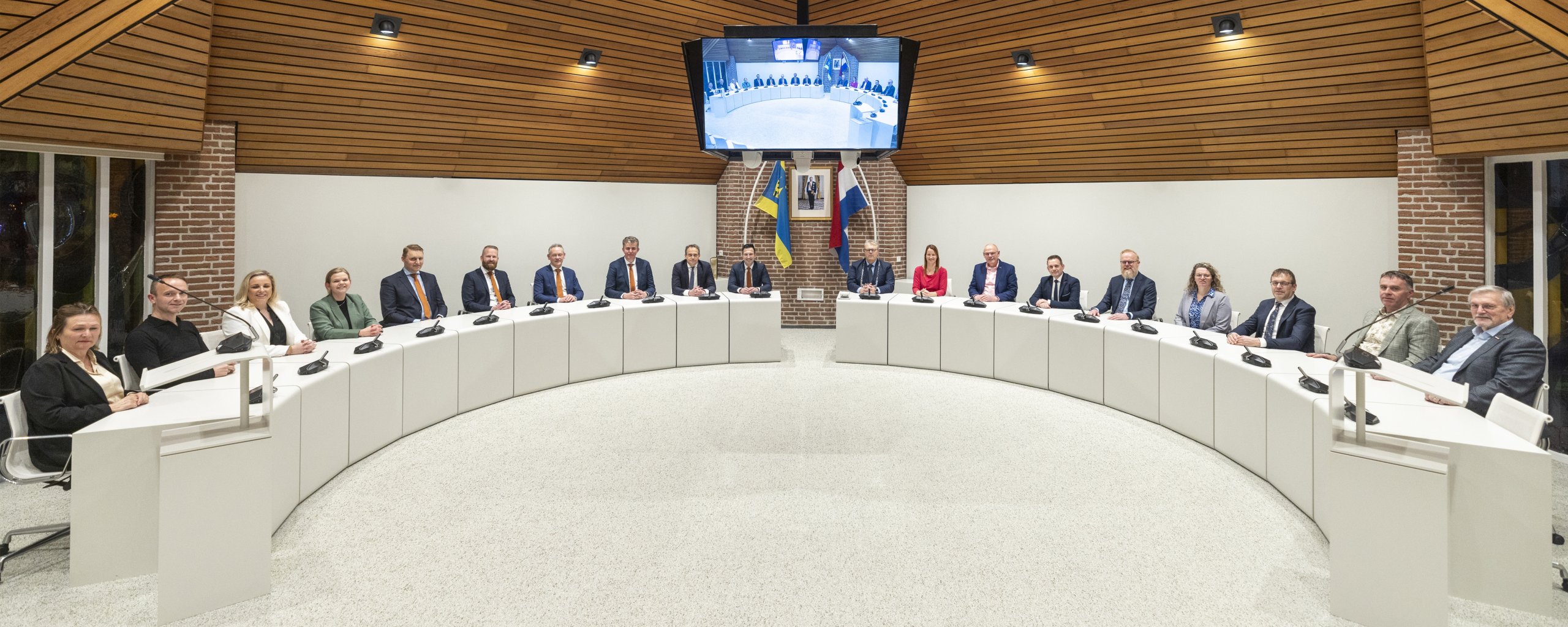 Groepsfoto gemeenteraad 2024 in raadszaal gemeentehuis Staphorst
