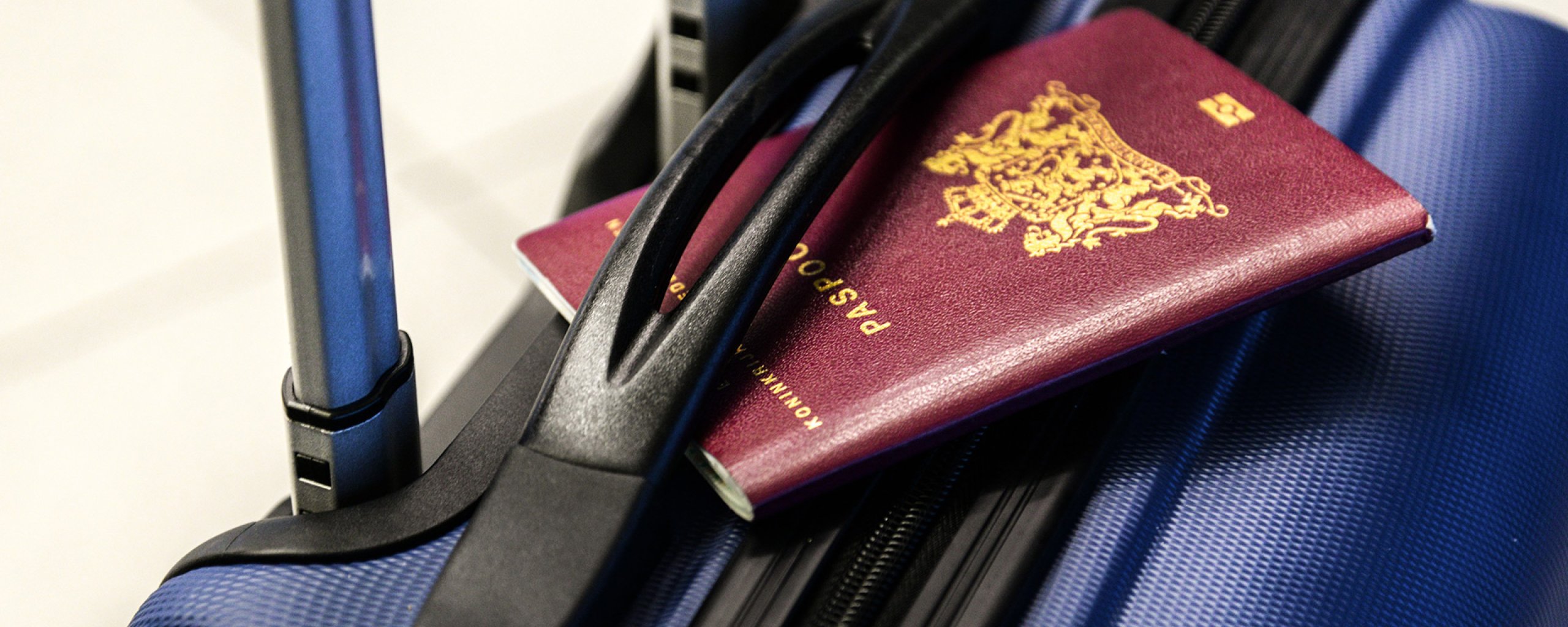 Paspoort op koffer