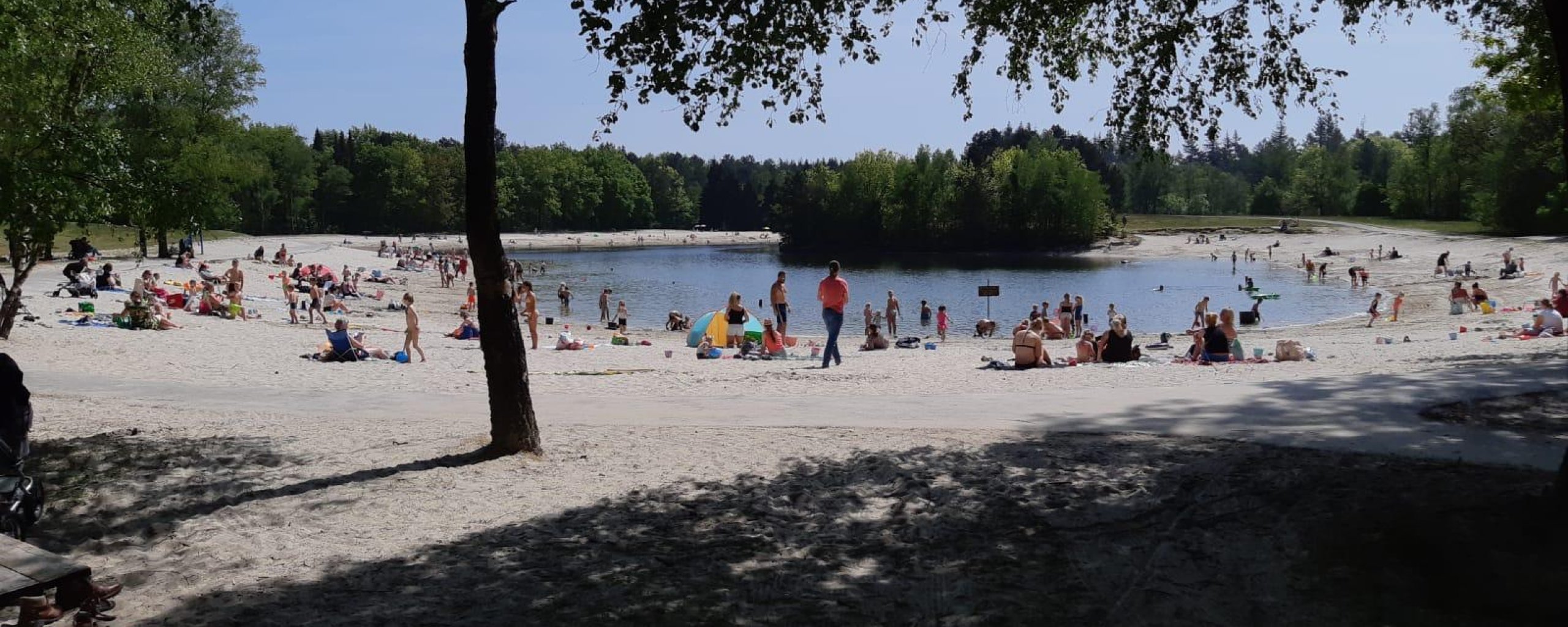 Drukte op het strand en aan het water