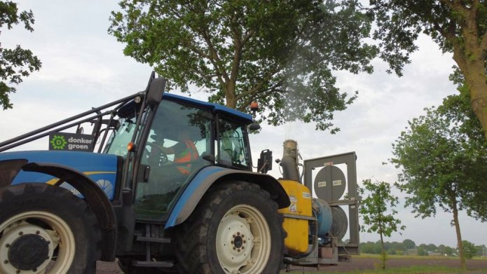 Tractor spuit bestrijdingsmiddel in eikenbomen