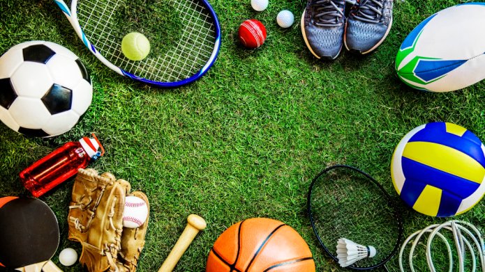Aantal sporthulpmiddelen zoals een bal, tennisracket, schoenen, bidon