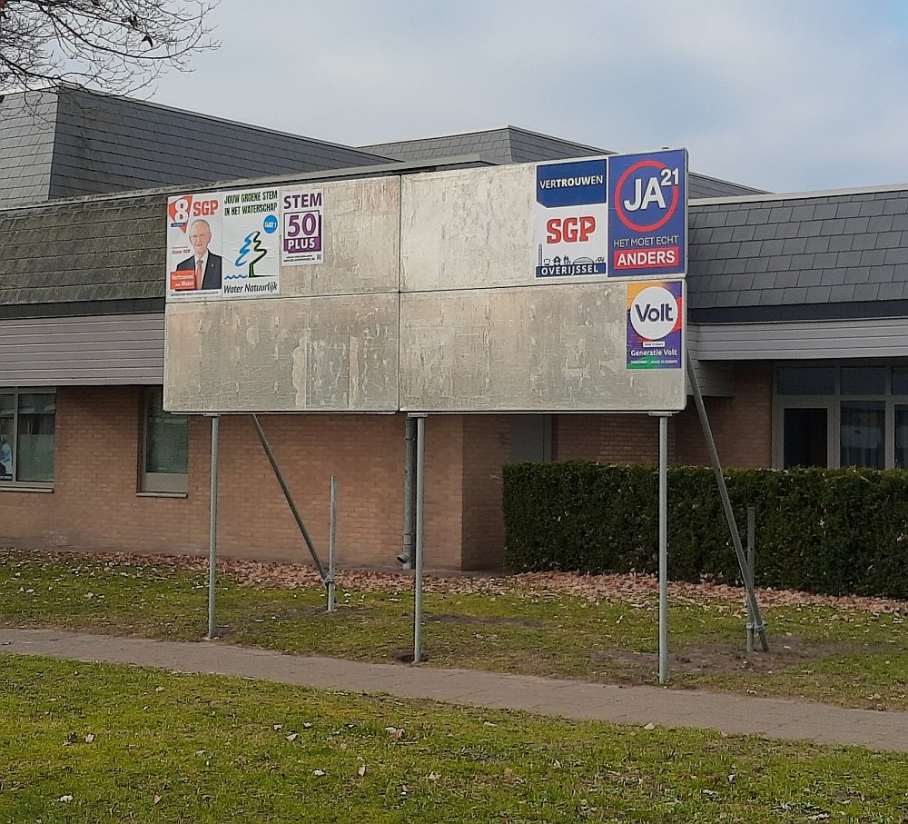 Verkiezingsbord bij de sporthal in Staphorst