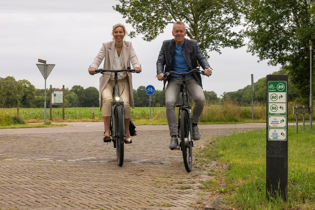 Wethouder Herriët Brinkman en initiatiefnemer Jouk Mussche verkennen op de fiets een deel van de route