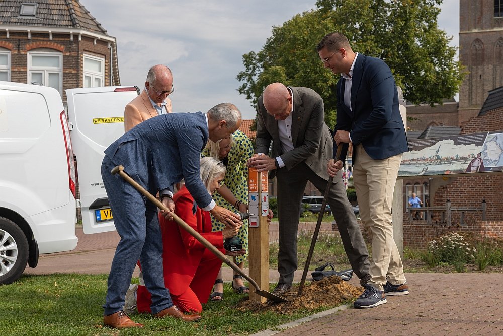 De wethouders van de vijf regiogemeenten en de gedeputeerde plaatsen de eerste routepaal.