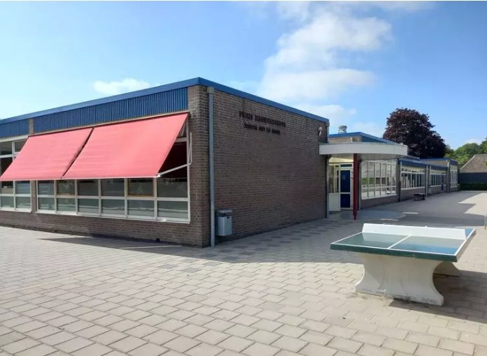 Zijgevel Prins Mauritsschool, met op het schoolplein een tafeltennistafel van beton