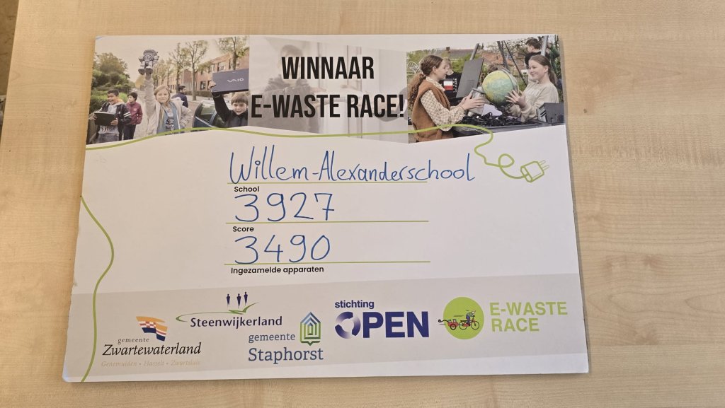 Plakkaat 'Winnaar E-Waste race Willem-Alexanderschool  score 3490 ingeleverde apparaten