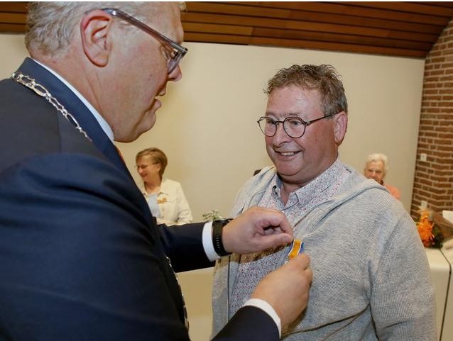 Hendrie van de Weem krijgt een lintje opgespeld door burgemeester Jan ten Kate. Foto Eelco Kuiken