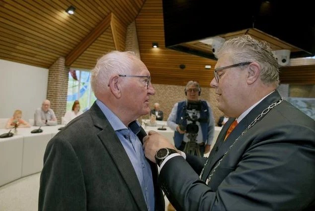 laas Koobs krijgt een lintje opgespeld door burgemeester Jan ten Kate. Eelco Kuiken
