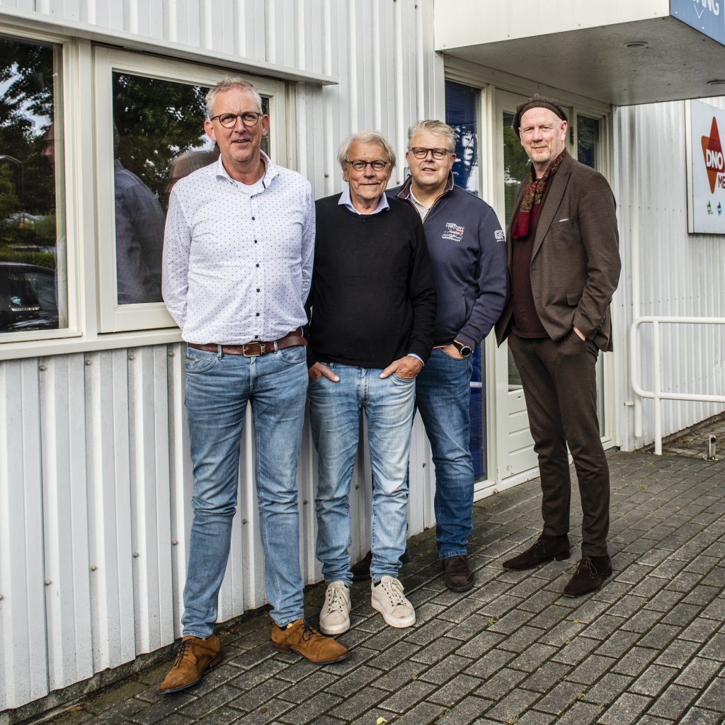 Arend Harink, Gerard van den Berg, Jan ten Kate en Albert Bartelds voor de ingang van de studio van DNO Media.