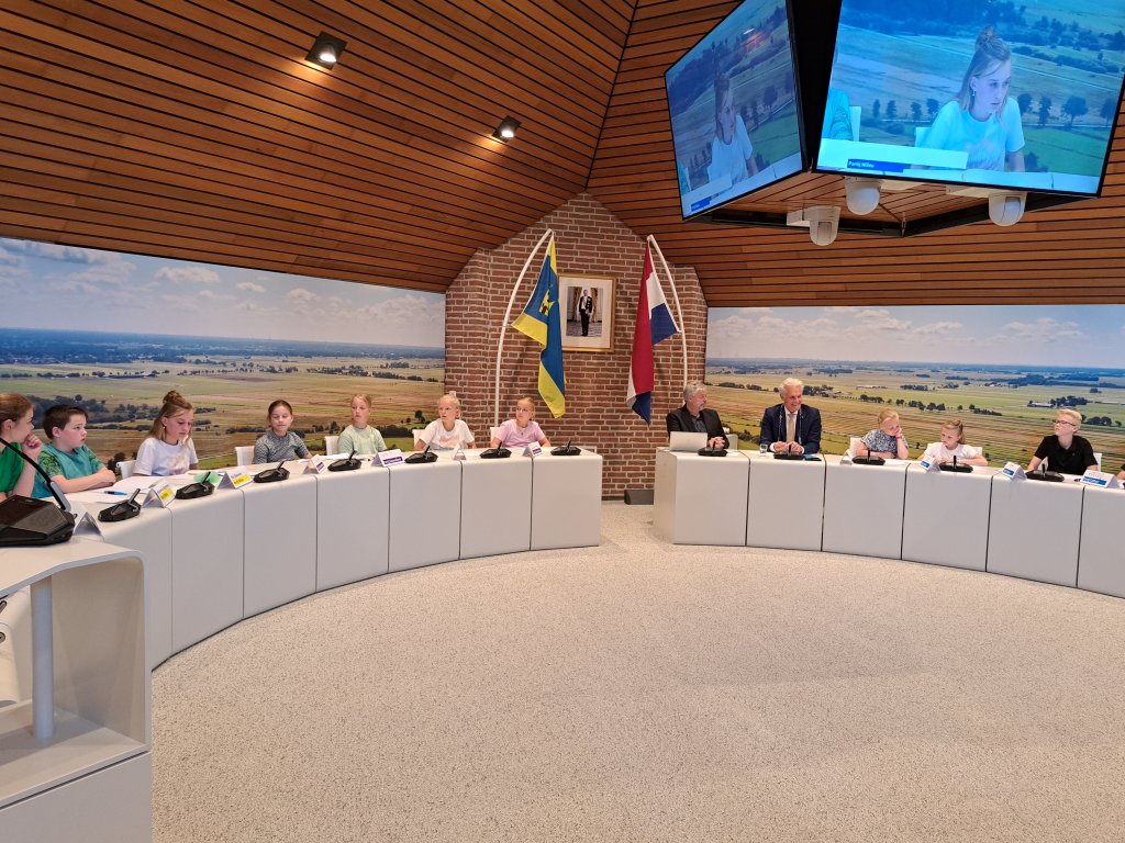 Kindergemeenteraad in debat in de raadszaal