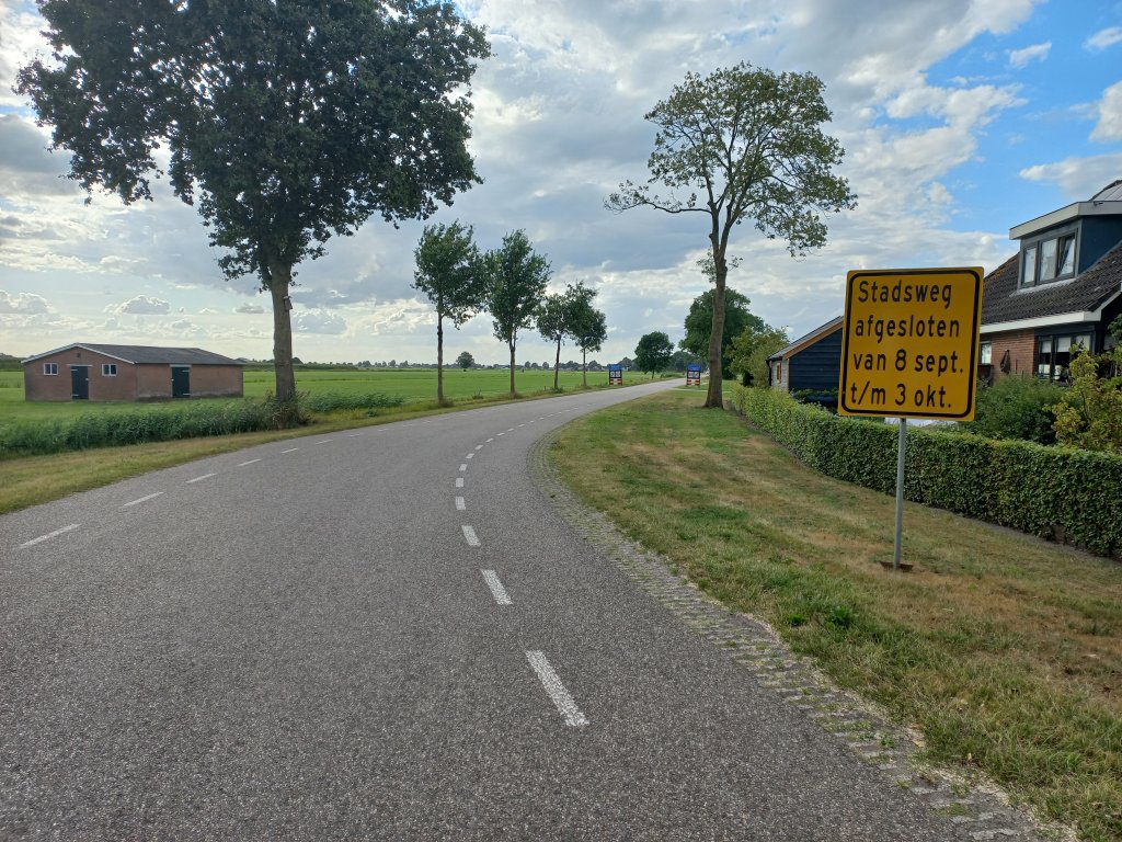 Stadsweg met waarschuwingsbod "Stadsweg afgesloten van 8 sept t/m 3 okt"