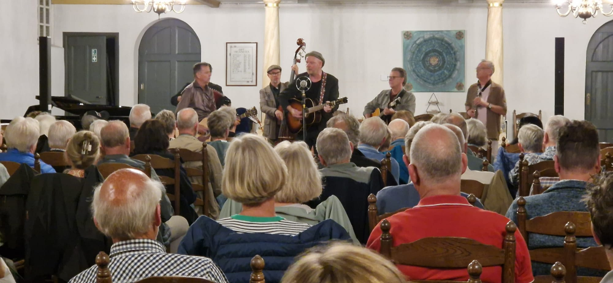 Veel publieke belangstellen bij concert van muziekgroep De Verveners