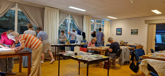 Aantal volwassenen in een kleurrijke omgeving: een workshoplokaal