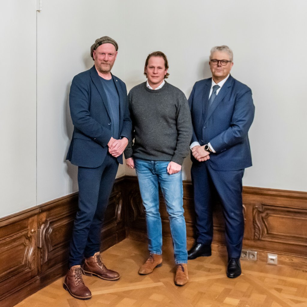 Groepsfoto: podcastleider Albert Bartelds, demissionair staatssecretaris van Defensie Gijs Tuinman en burgemeester Jan ten Kate.