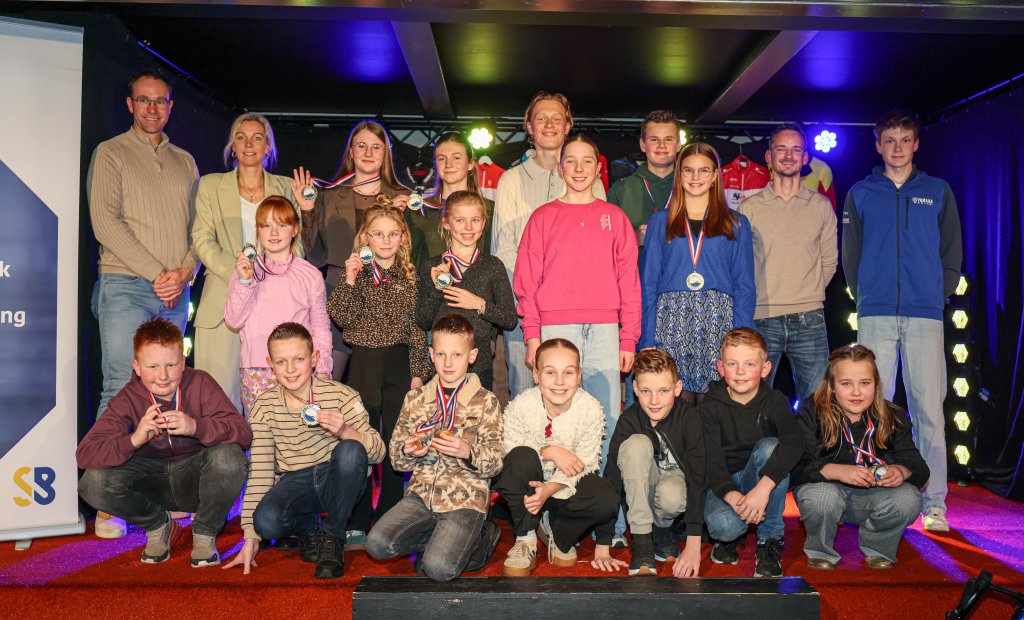 Groepfoto van de gehuldigde sporters