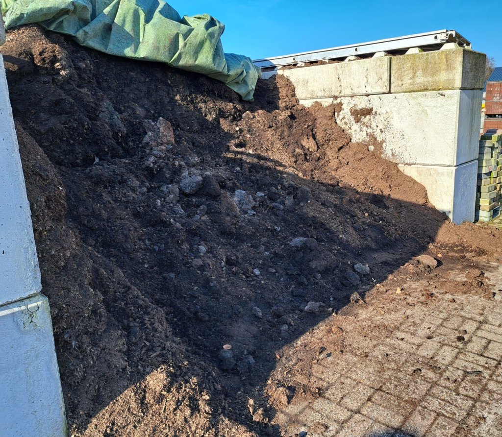 Voorraad aan bladaarde op de gemeentewerf