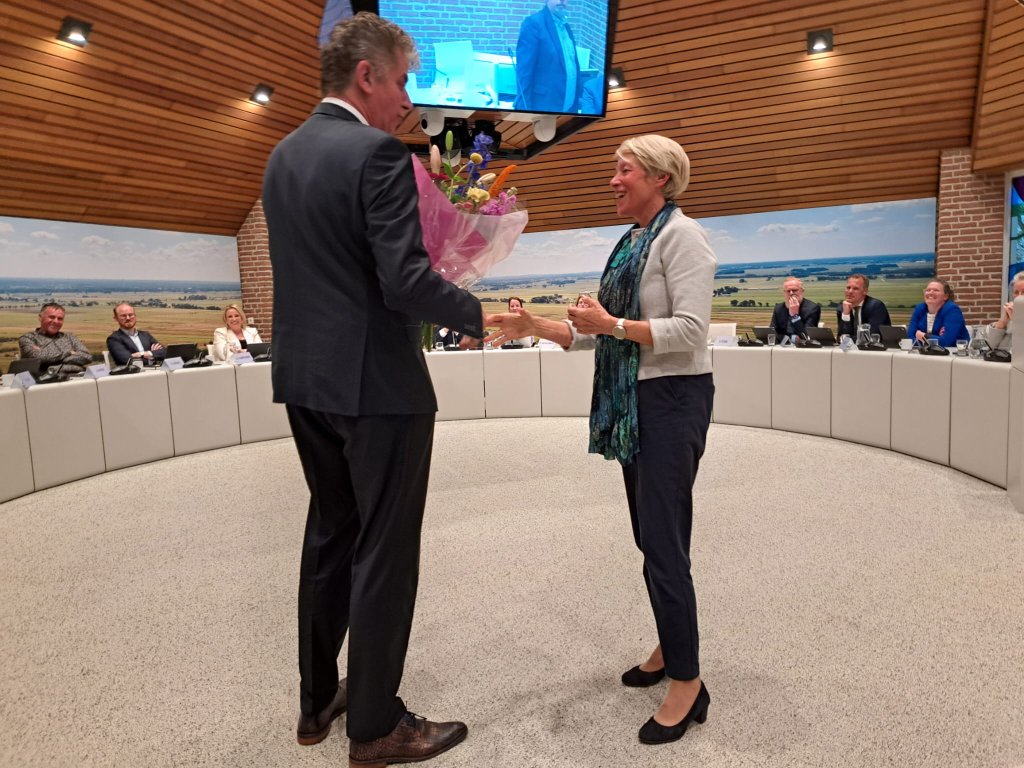 Roelof Slager (fractievoorzitter SGP) overhandigt Lieke Sievers een bos bloemen