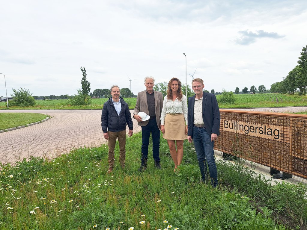 De vier leden van de projectgroep naarst insectenhotel met naam Bullingerslag