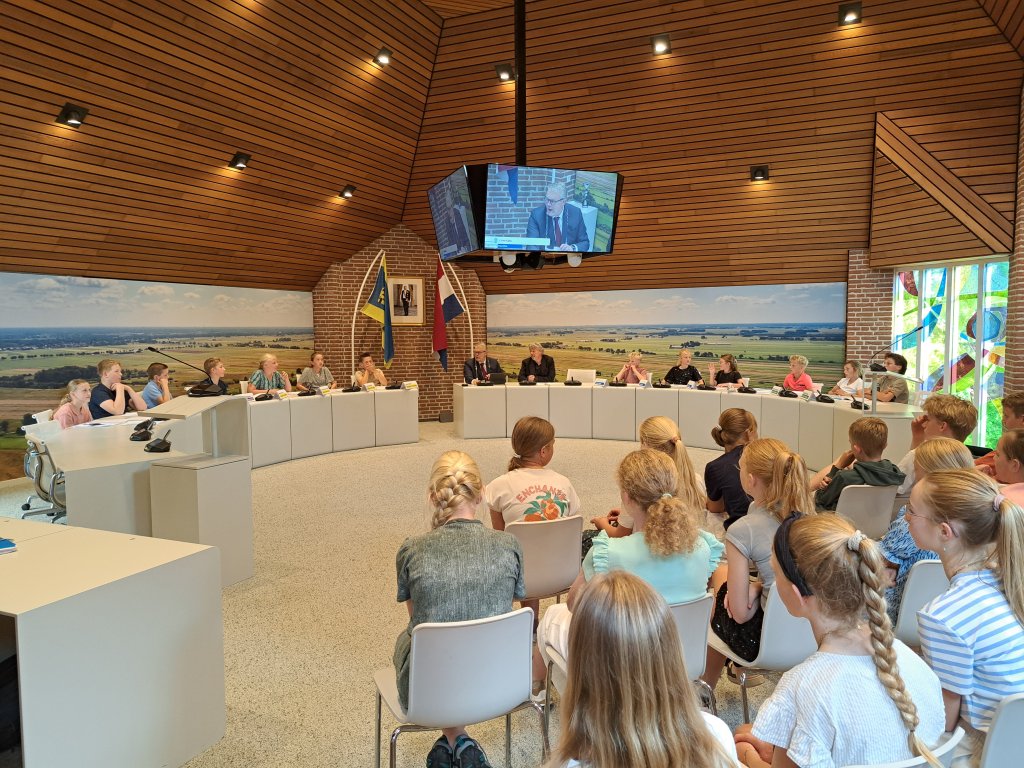 Onder leiding van burgemeester Jan ten Kate gingen leerlingen van verschillende basisscholen met elkaar in debat in de raadszaal.