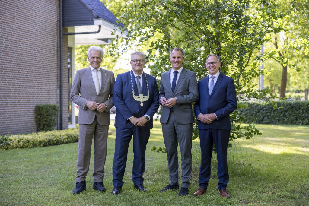 Groepsfoto college met van links naar rechts: wethouder Lucas Mulder, Burgemeester Jan ten Kate, wethouder Jan Carlo Bos en wethouder Jacob Spiker