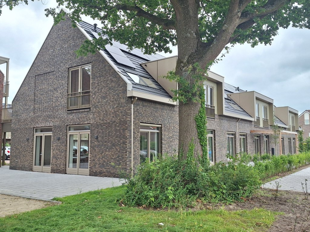 Het gebouw, gezien vanaf de hoek Ebbinge Wubbenlaan en Berkenlaan