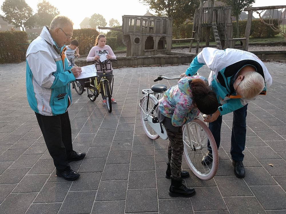 Fietscontrole op het schoolplein