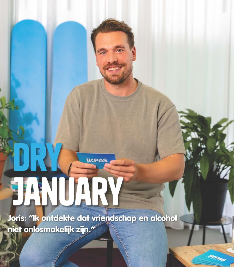 Jongeman met tekst op de afbeelding: Dry January. Joris: "Ik ontdekte dat vriendschap en alcohol niet onlosmakelijk zijn."
