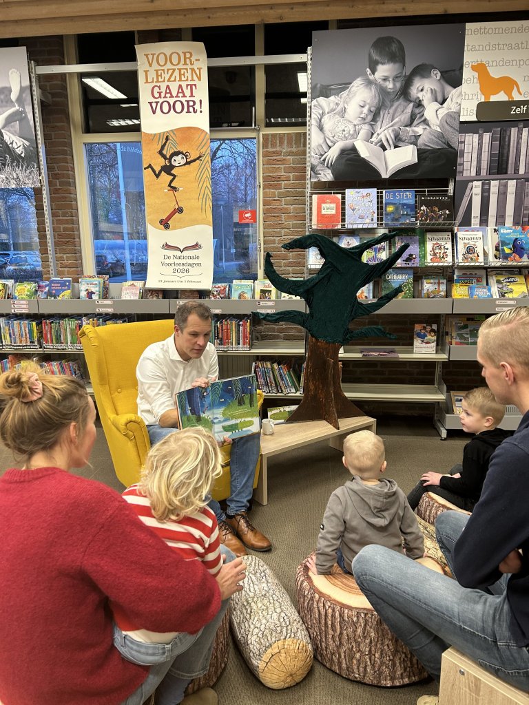 Wethouder Jan Carlo Bos leest voor uit prentenboek Kleine Aap