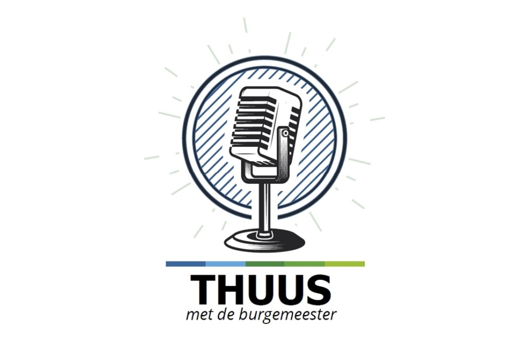 Microfoon met daaronder kleurenbalk huisstijl gemeente Staphorst en tekst 'Thuus met de burgemeester' 