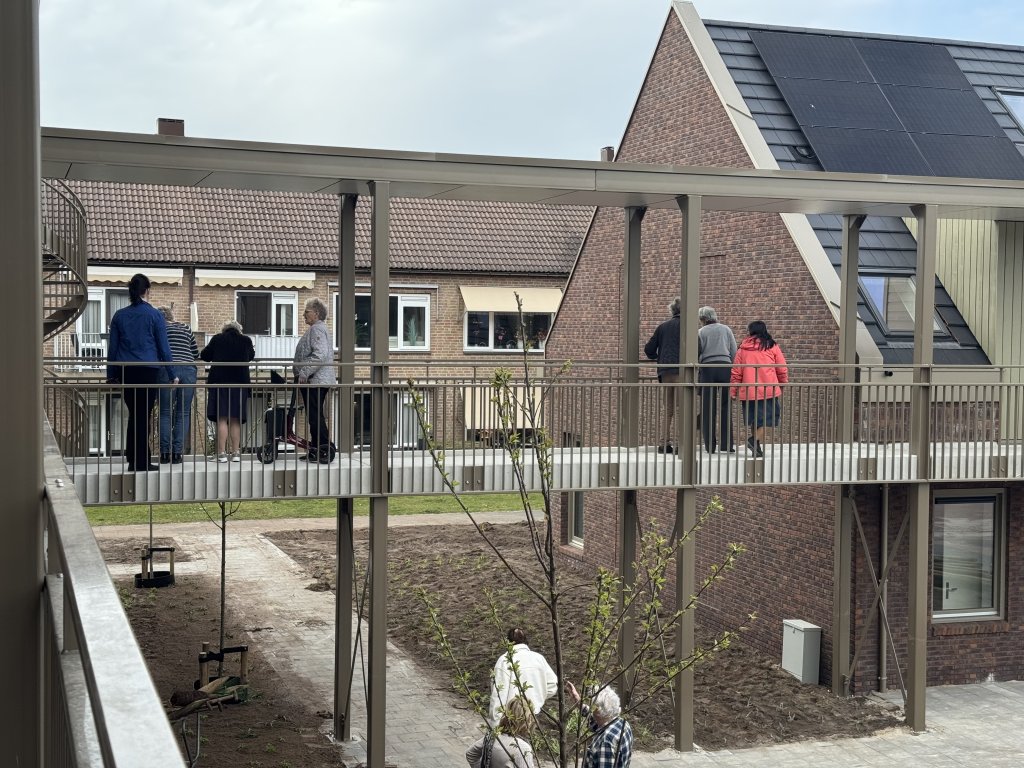 Mensen lopen over een luchtbrug tussen de gebouwen