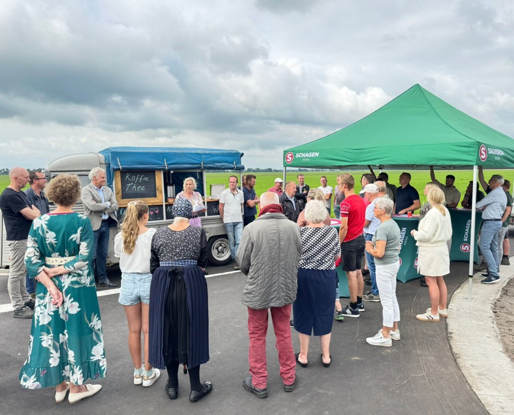 Wethouder Brinkman houdt een praatje bij de opening in het bijzijn van de omwonenden.