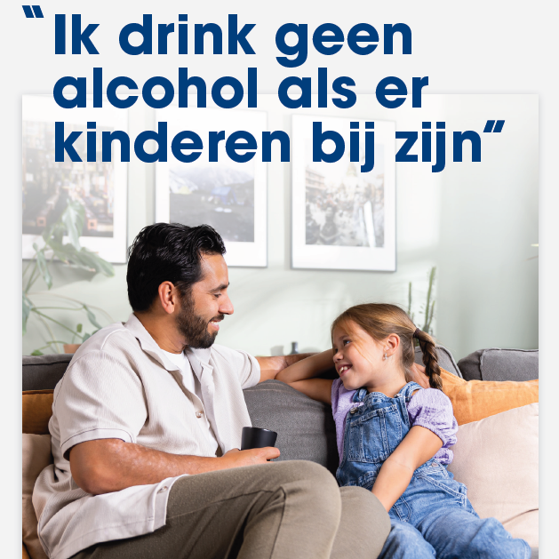 Vader en dochter samen op de bank. Erboven staat de citaat "Ik drink geen alcohol als er kinderen bij zijn"