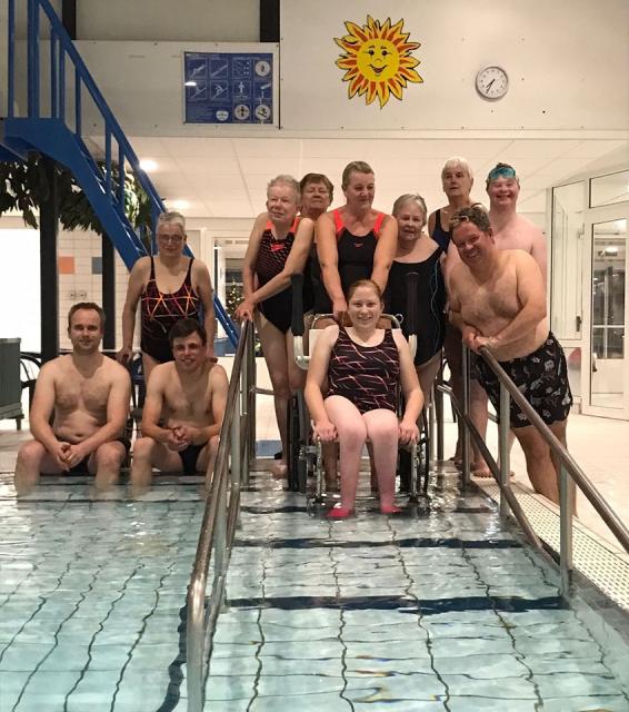 De dinsdagavond groep ‘Aangepast recreatief zwemmen’ maakt al gebruik van de rolstoel..