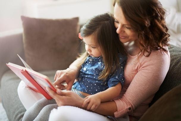 Moeder leest boek voor aan kind