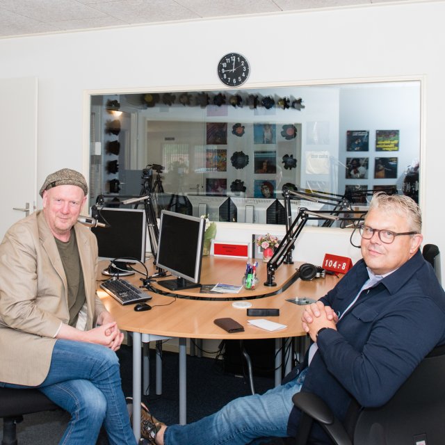 Albert Bartelds in de studio van DNO Media in gesprek met burgemeester Jan ten Kate