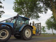 Tractor spuit bestrijdingsmiddel in eikenbomen