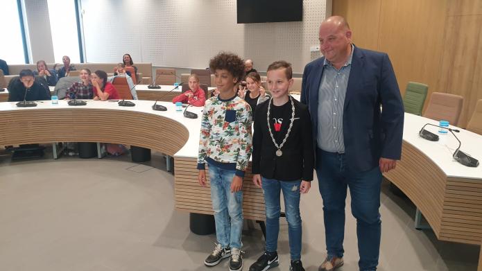 Faris, Thomas en Ferry van Wijnen poseren met de burgemeestersketting