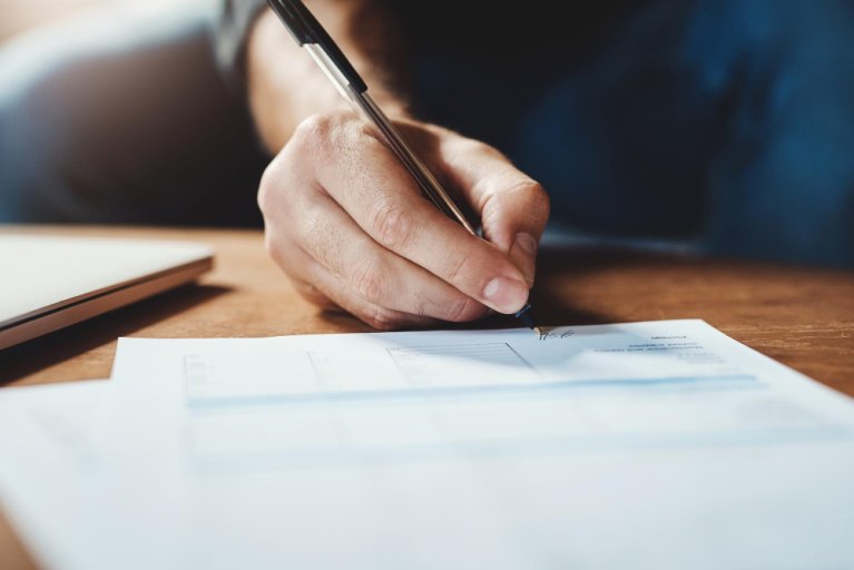 Tekenen contract en/of overeenkomst.