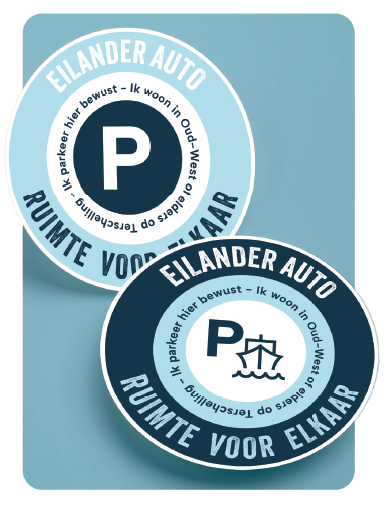 Twee voorbeelden van de ronde eilanderparkeerschijf met een P in het midden en de tekst: ruimte voor elkaar.