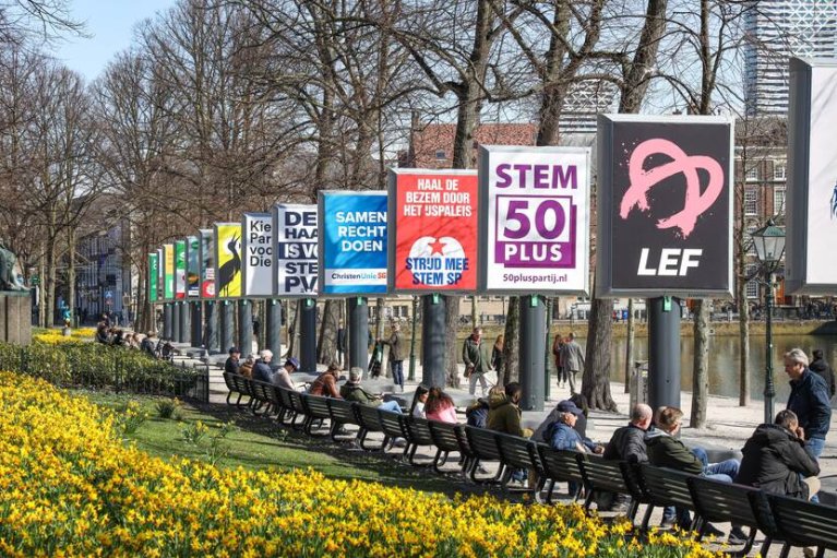 Staande borden van politieke partijen bij het Hof in Den Haag.