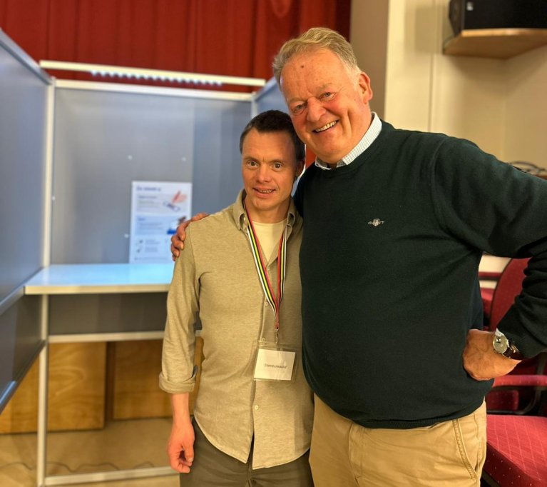 Stembureaulid Arno met burgemeester Roel Cazemier.