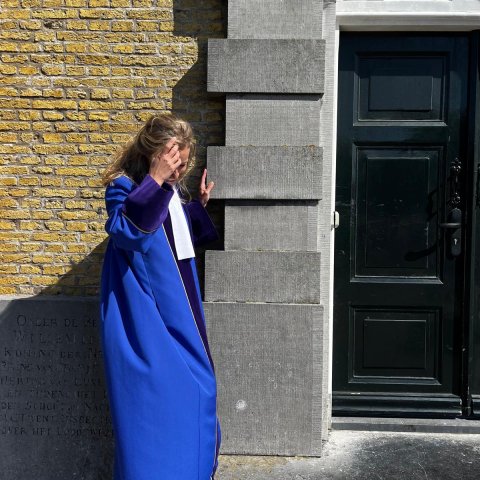 Antsje van der Zee in toga voor het gemeentehuis