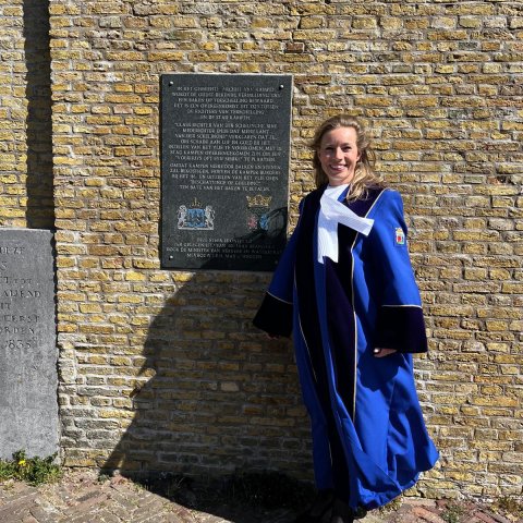 Antsje van der Zee in toga voor het gemeentehuis