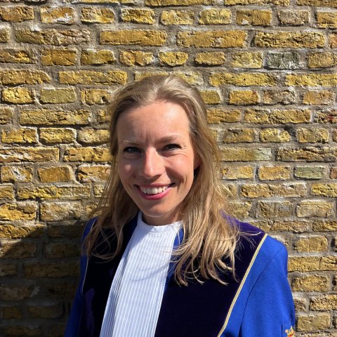 Antsje van der Zee in toga voor het gemeentehuis