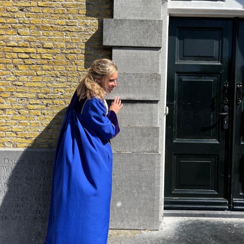 Antsje van der Zee in toga voor het gemeentehuis