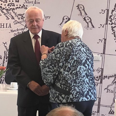 Man krijgt lintje opgespeld