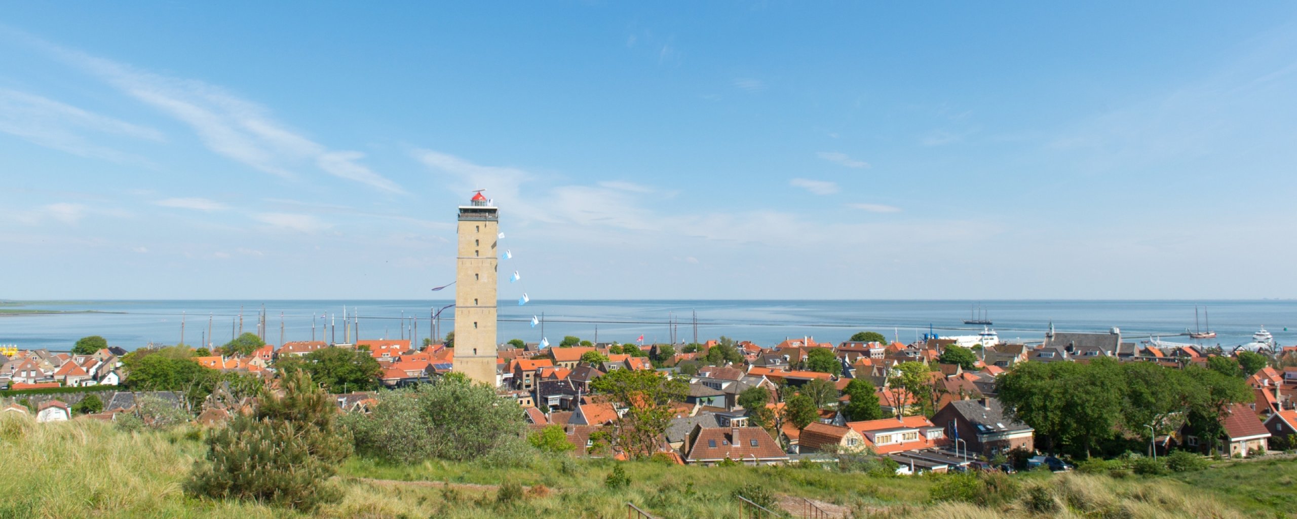 Foto van West-Terschelling vanuit de duinen