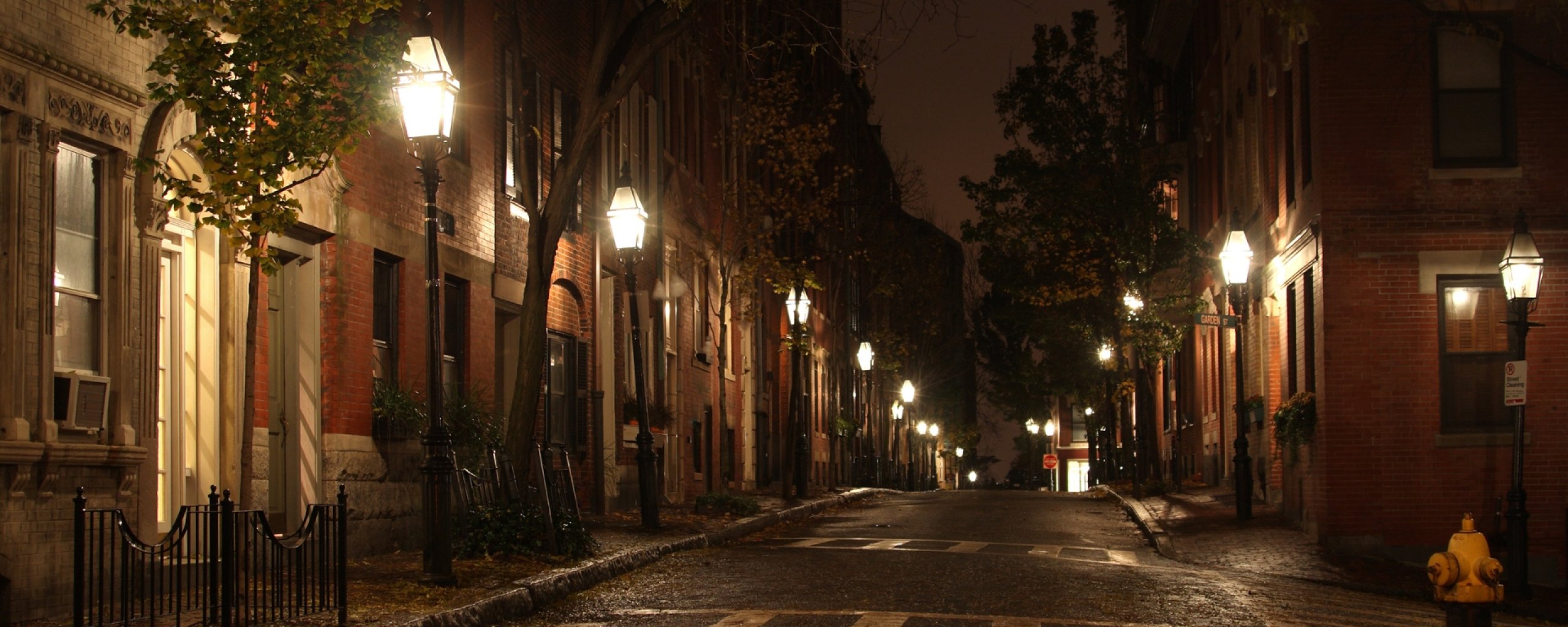 Een straat in de avond, als het donker is met straatlantaarns aan