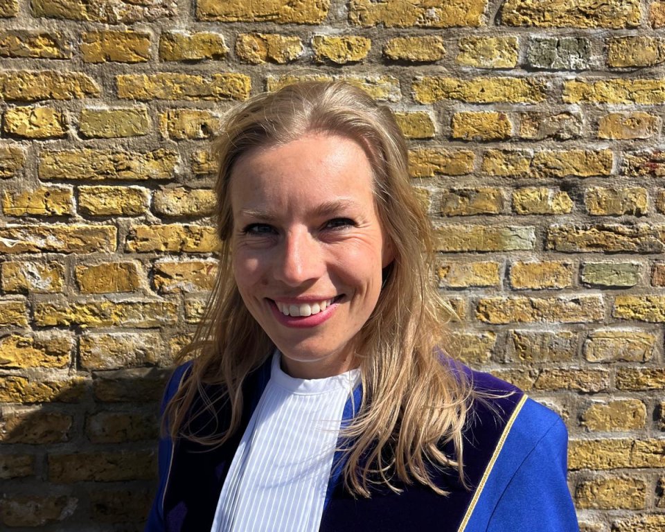 Antsje van der Zee in toga voor het gemeentehuis