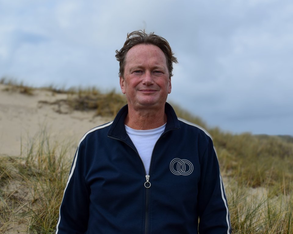 Rieme Jan staat in de duinen en kijkt in de camera